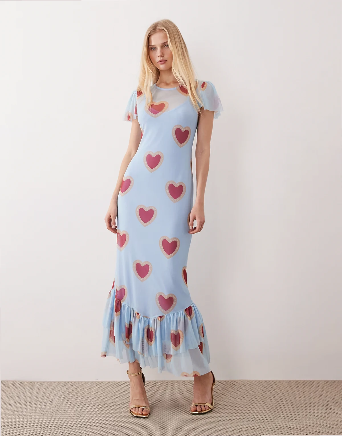 – Jasnoniebieska siateczkowa sukienka maxi w serca ze zwiewnymi rękawami