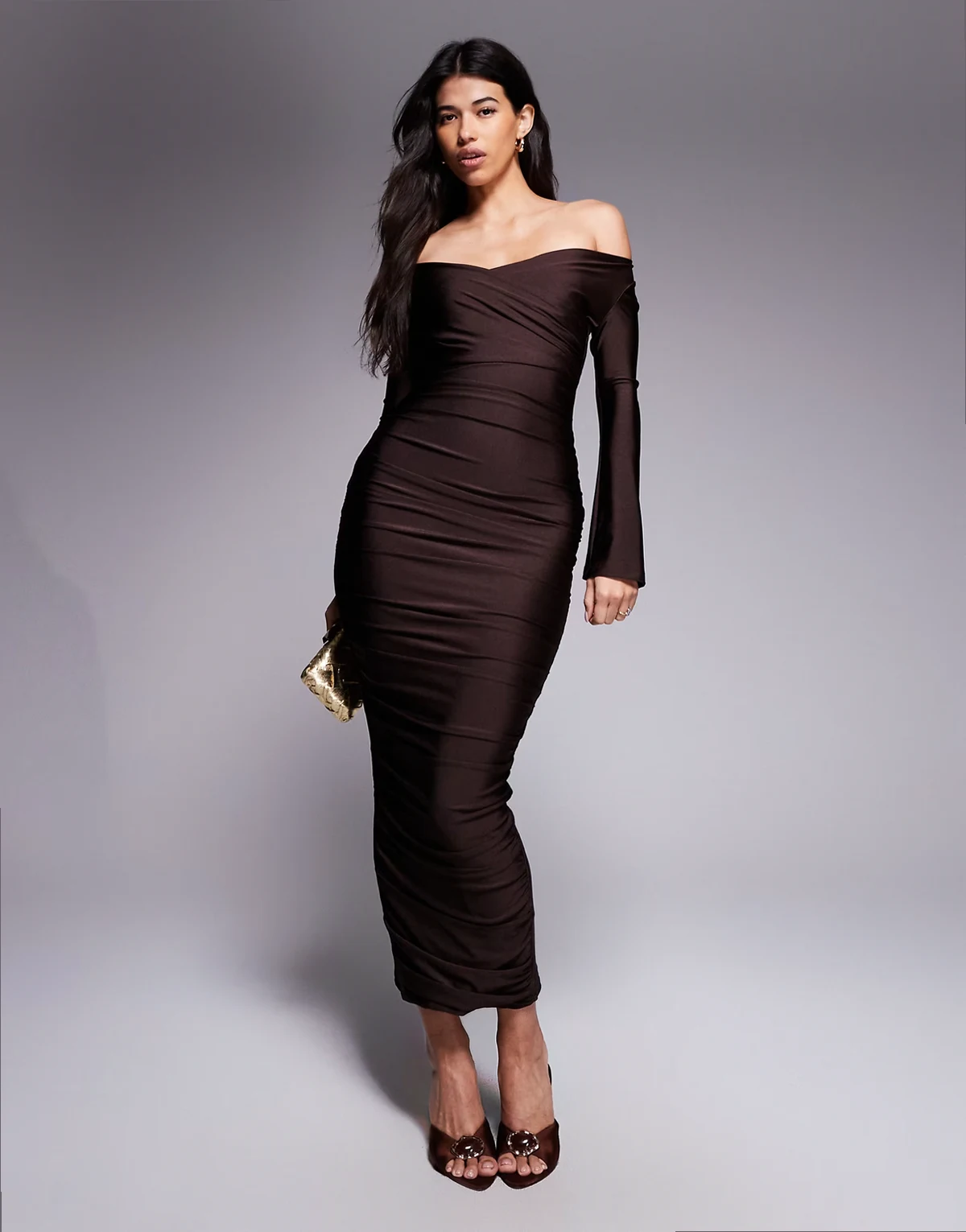 – You Wish – Modelująca czekoladowa sukienka maxi o wysokim połysku z odsłoniętymi ramionami i dekoltem w kształcie serca