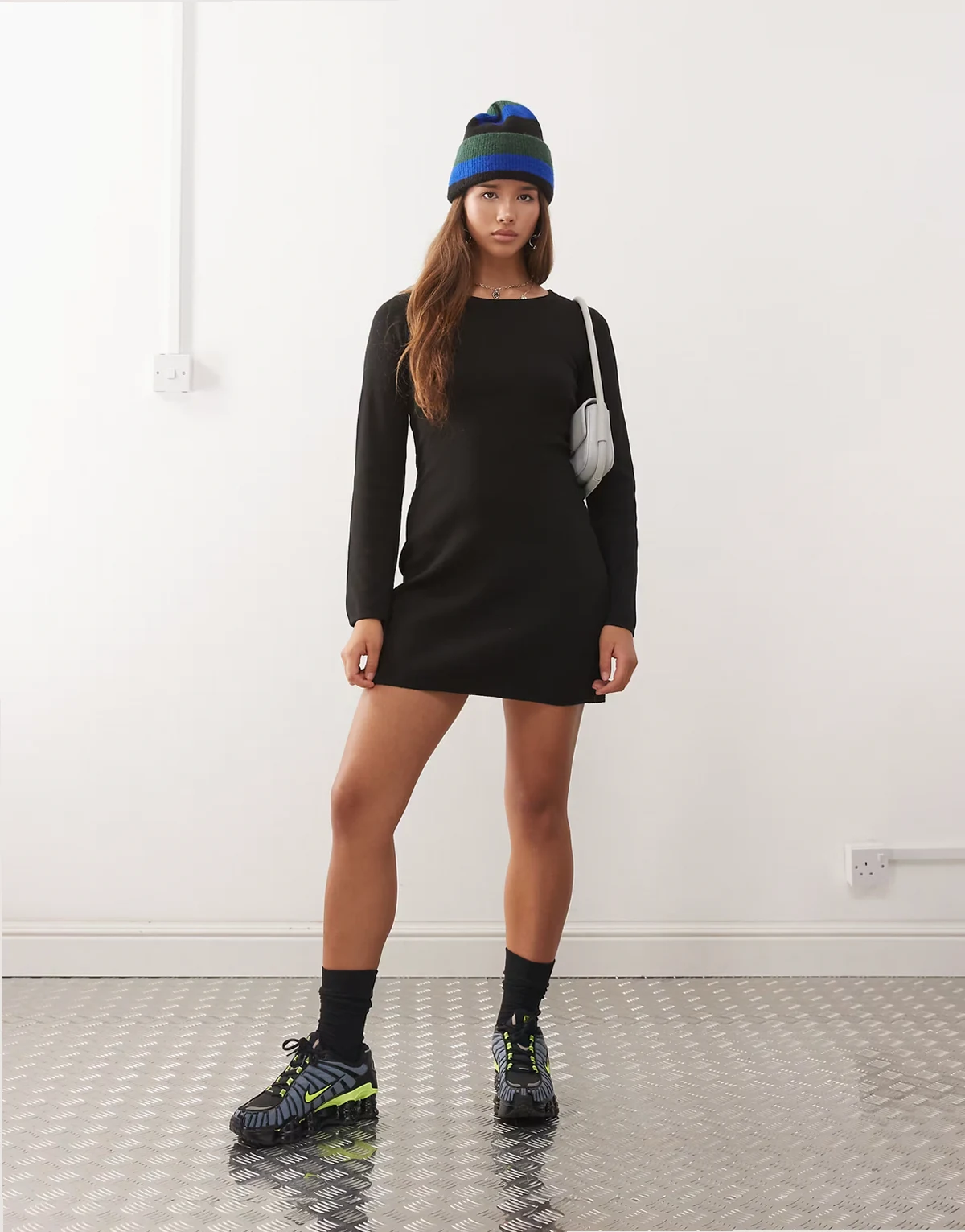 – Mini-Strickkleid in Schwarz mit ausgestellten Ärmeln