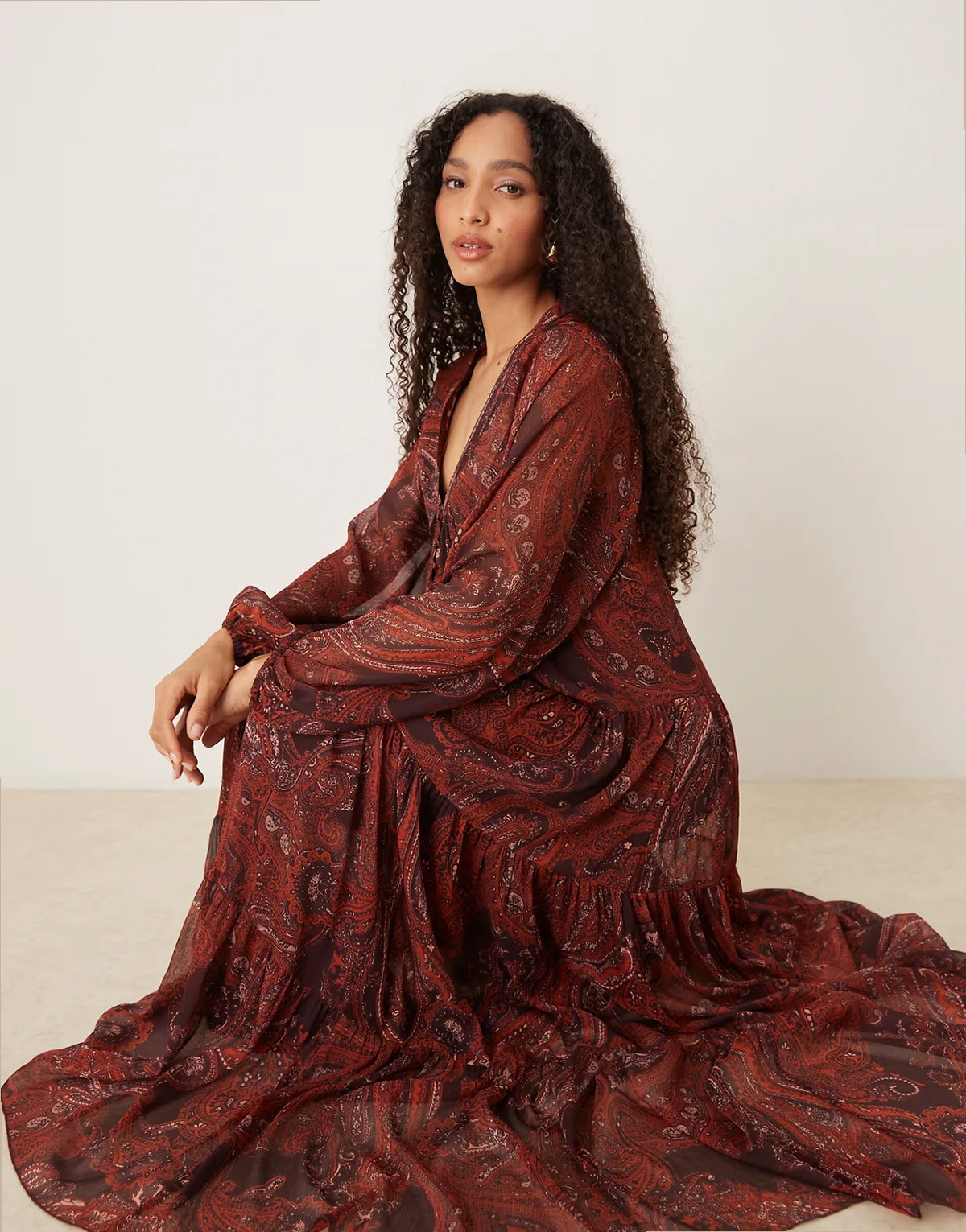 – Chiffon-Maxikleid in Rostrot mit Paisleymuster