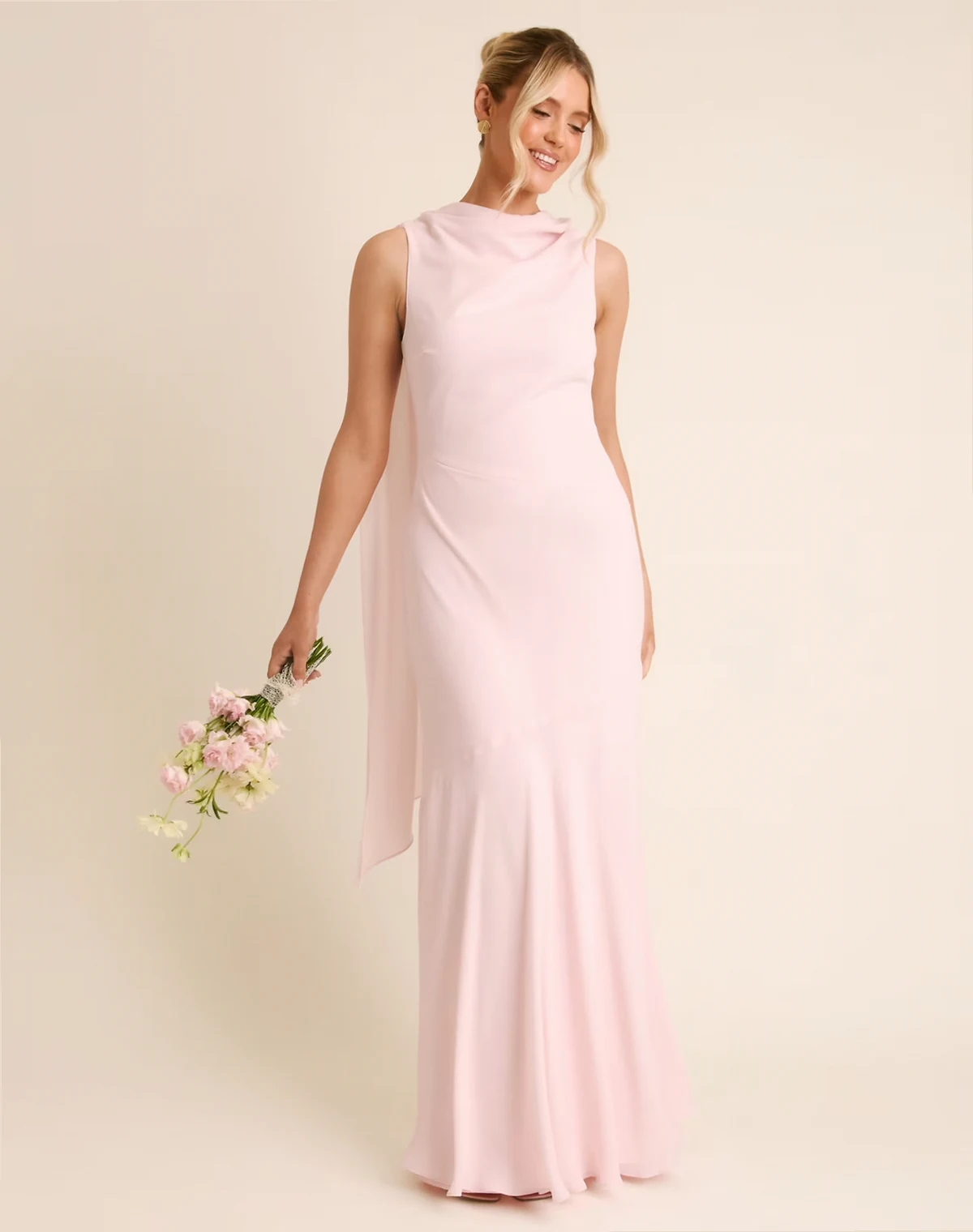 – Bridesmaid – Crepe-Maxikleid in Hellrosa mit hohem Wasserfallausschnitt