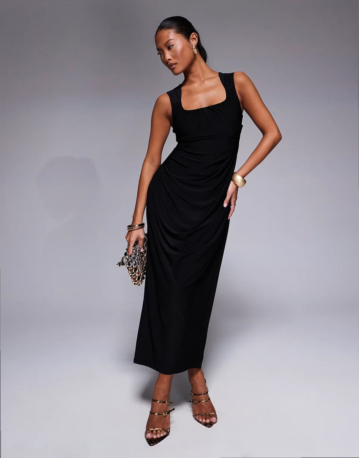 ASOS DESIGN Petite – Midikleid in Schwarz mit geformtem Ausschnitt, breiten Trägern und drapiertem Rockteil