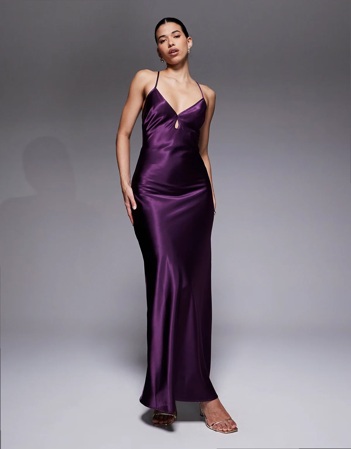 – Maxikleid aus Satin in Lila mit Schlüssellochdetail und Rückenausschnitt mit Schürdetails