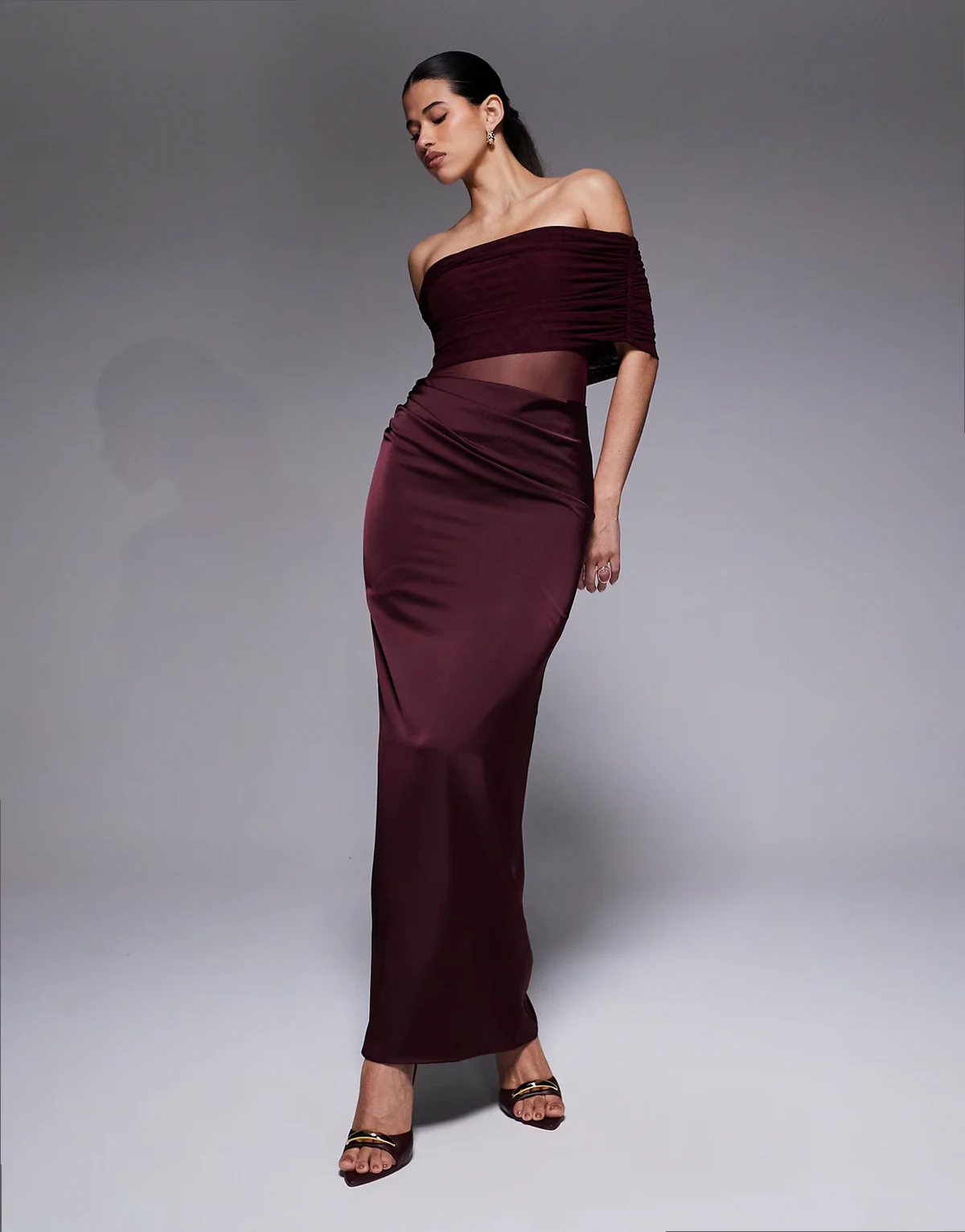 – Bardot-Maxikleid aus Satin in Pflaume mit durchscheinendem Einsatz, drapiertem Design und Schwalbenschwanzsaum