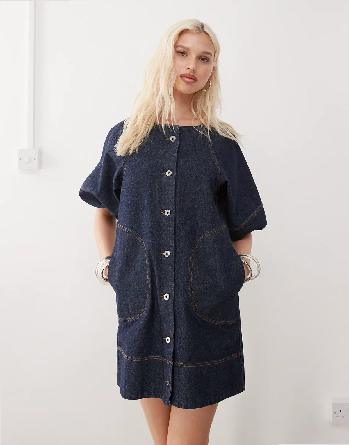 – Jeans-Hemdblusenkleid in Rinse-Waschung mit Puffärmeln
