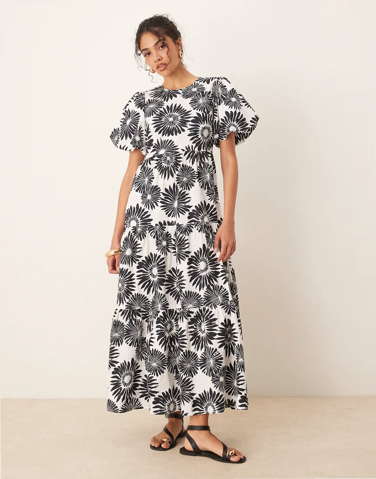 – Maxikleid mit Puffärmeln und schwarz-weißem Blumenmuster