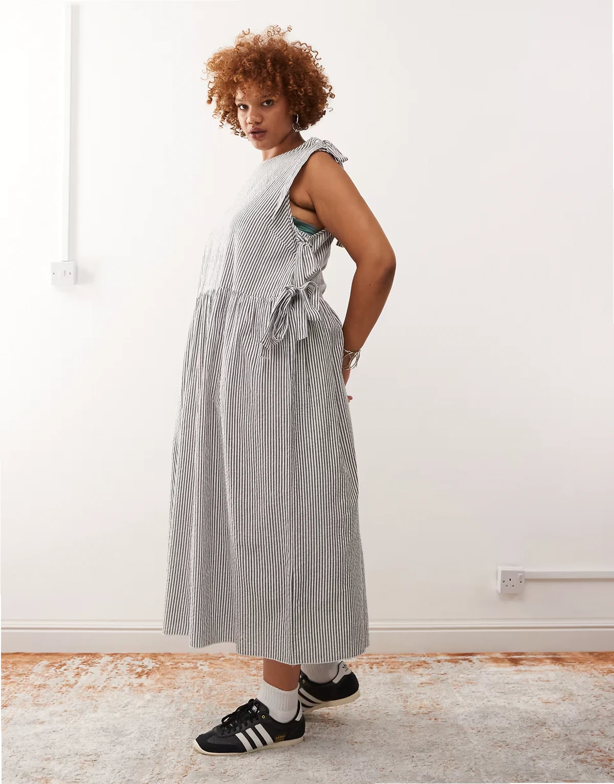 Plus – Gestreiftes Midikleid in Grau und Weiß mit Wickel- und Bindedetail