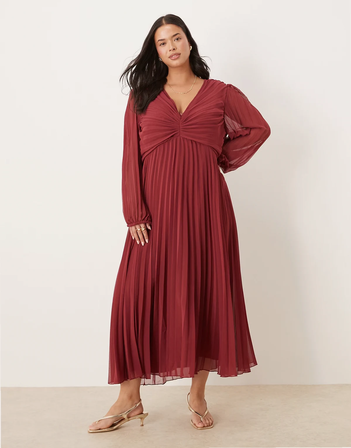 ASOS DESIGN Curve – Bordowa plisowana sukienka midi z głębokim dekoltem