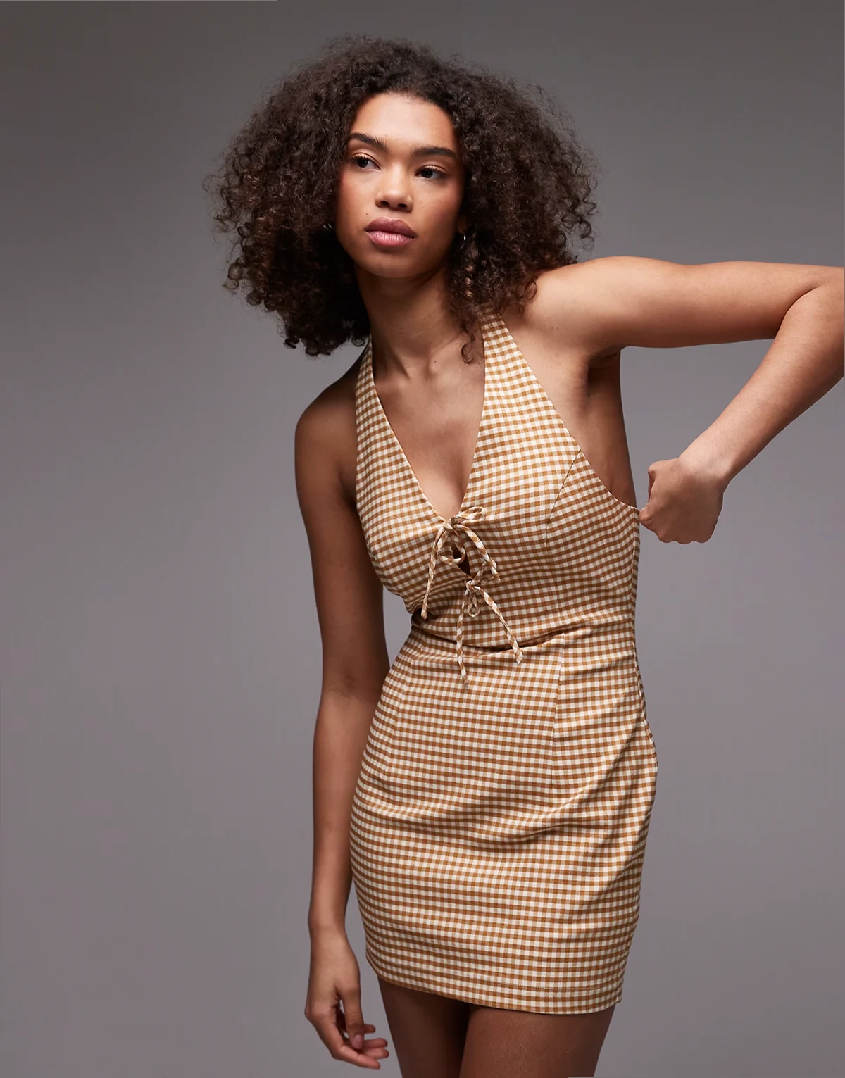 – Neckholder-Minikleid in Hellbraun mit Vichy-Karomuster