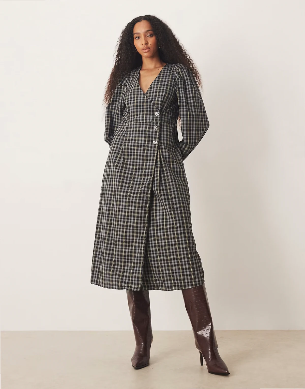 – Midikleid in kariertem Schwarz mit asymmetrischer Knopfleiste