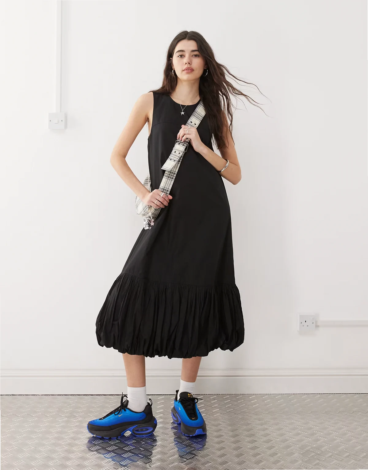 – Maxikleid in Schwarz mit Ballonsaum
