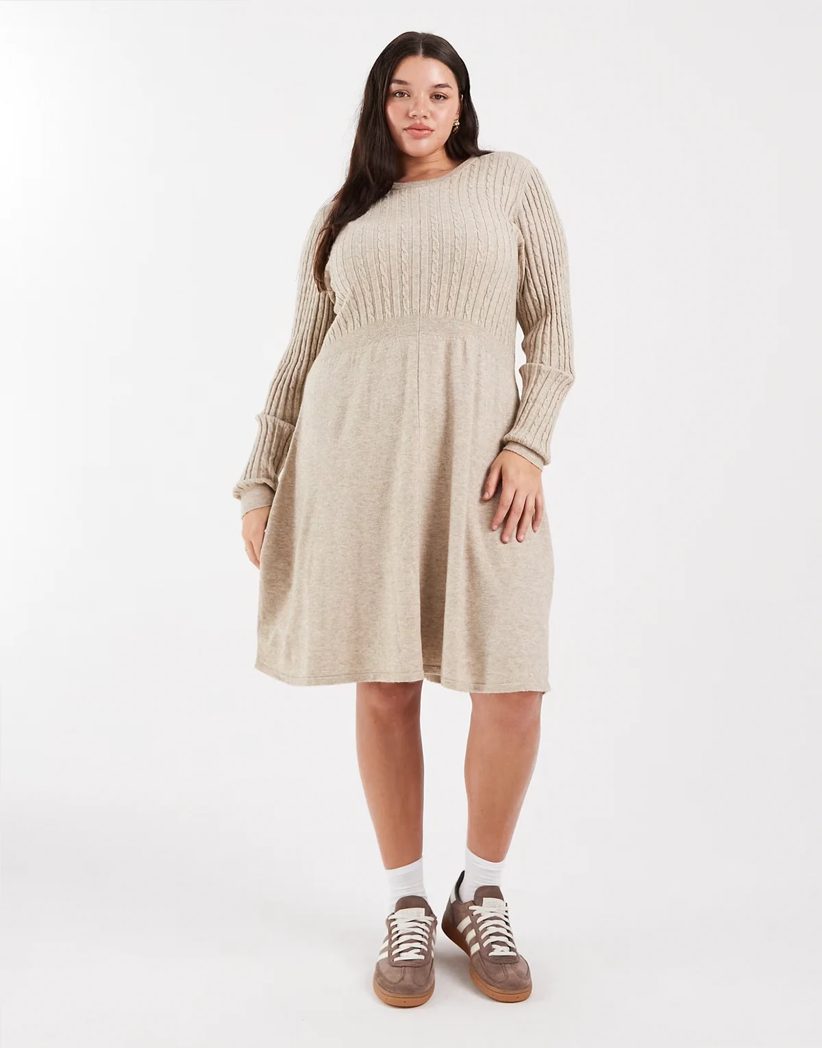 – Strickkleid in Steinbeige mit Zopfmuster