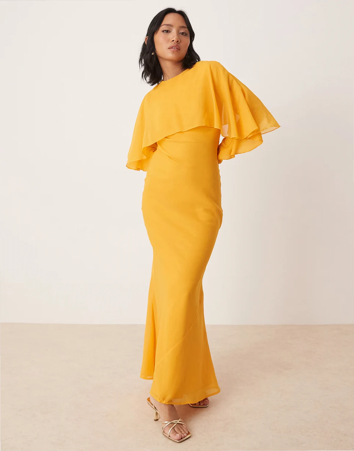 ASOS DESIGN Petite – Asymmetrisches, langärmliges Maxikleid in Orange mit Rüschen und Cape-Detail