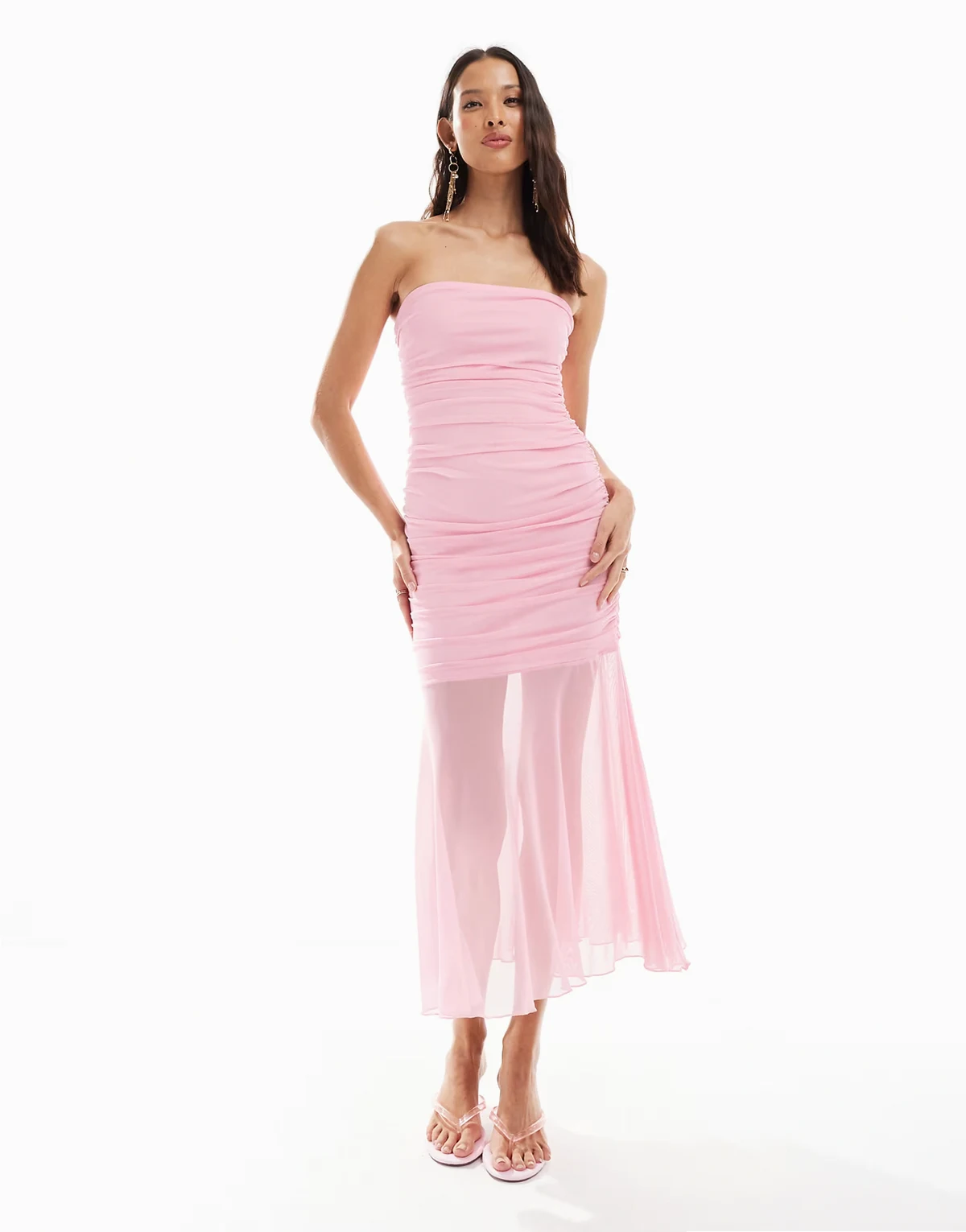 – Trägerloses Midikleid in Rosa mit geraffter tiefer Taille