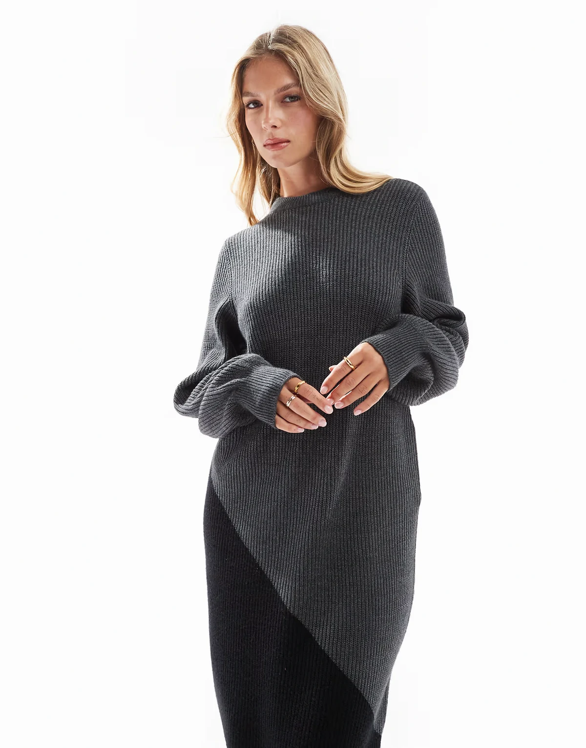 – Maxi-Strickkleid in Schwarz und Grau mit Farbblockdesign