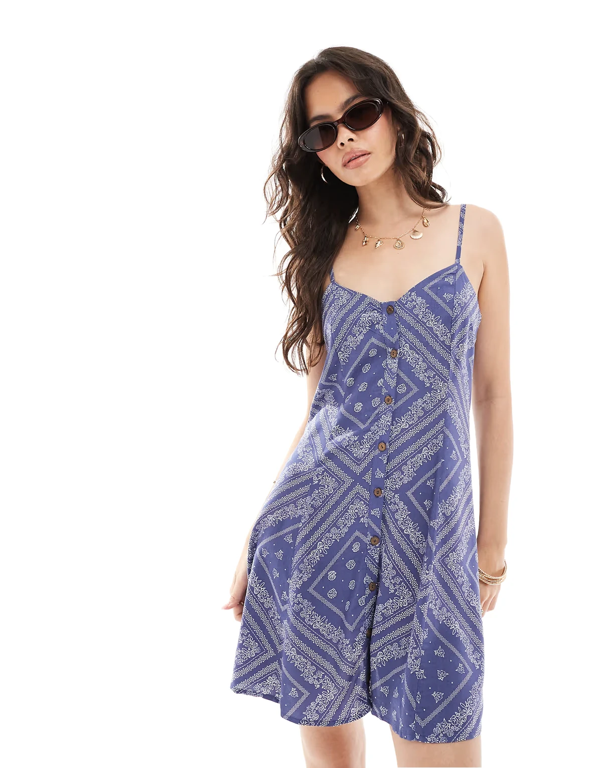 – Minikleid in Blau mit Halstuchprint, Knopfleiste und Taillenbindung