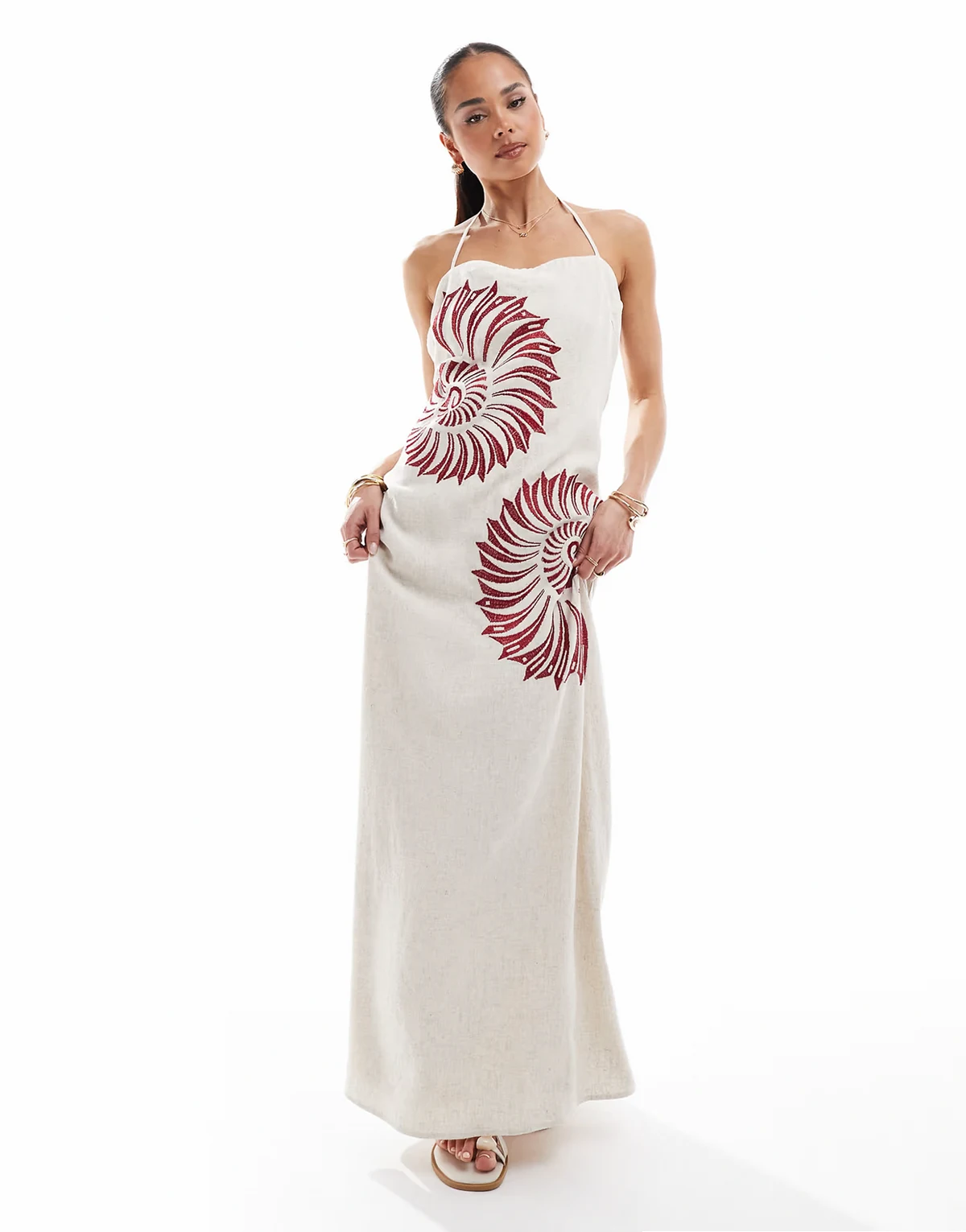 – Neckholder-Maxikleid aus Leinenmix in Beige mit Muschelstickerei