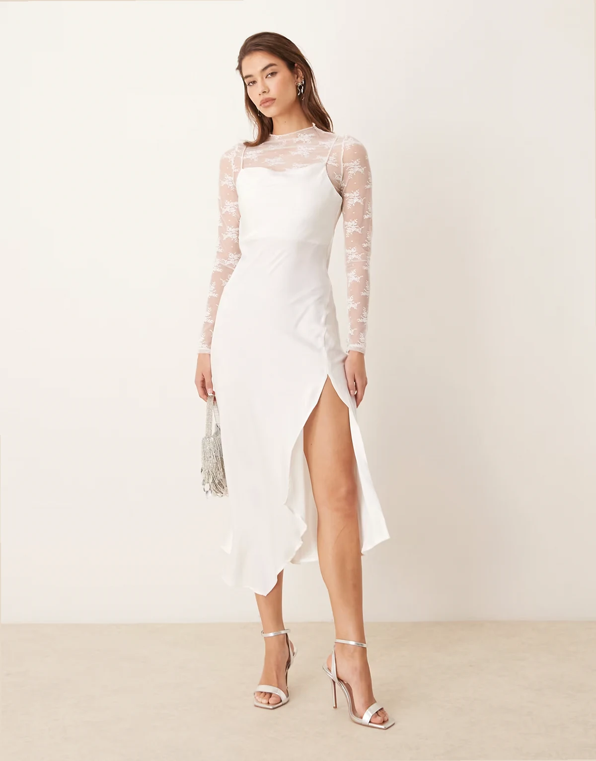 – Langärmliges Kleid aus Satin, in Gardenia-Weiß mit Spitzenunterlage und schmalen Trägern