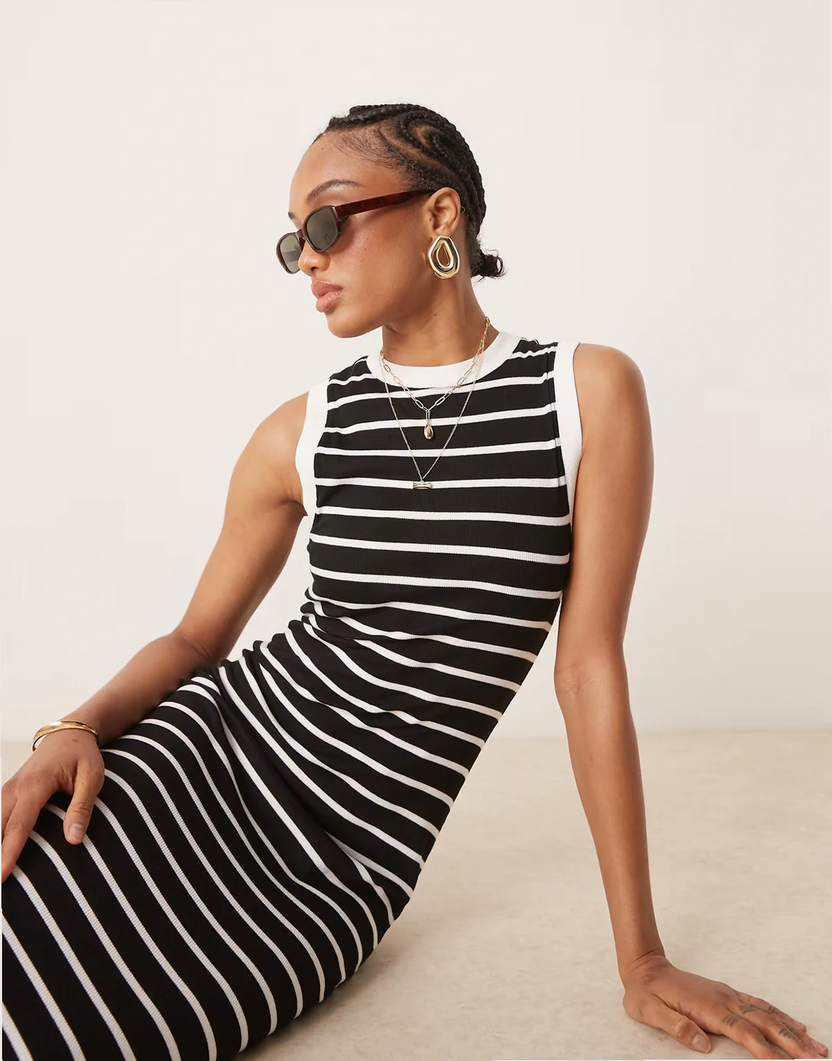 ASOS DESIGN Tall – Prążkowana sukienka midi bez rękawów, z zabudowanym dekoltem, w biało-czarne paski, w stylu lat 90.
