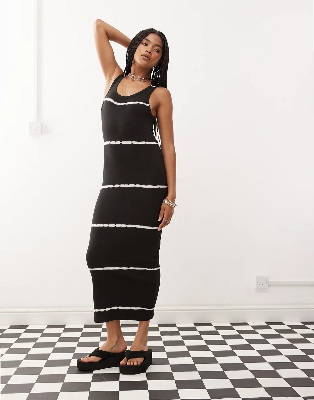 – Close – Figurbetontes Midaxi-Kleid in geripptem Schwarz mit Batikmuster, exklusiv bei ASOS