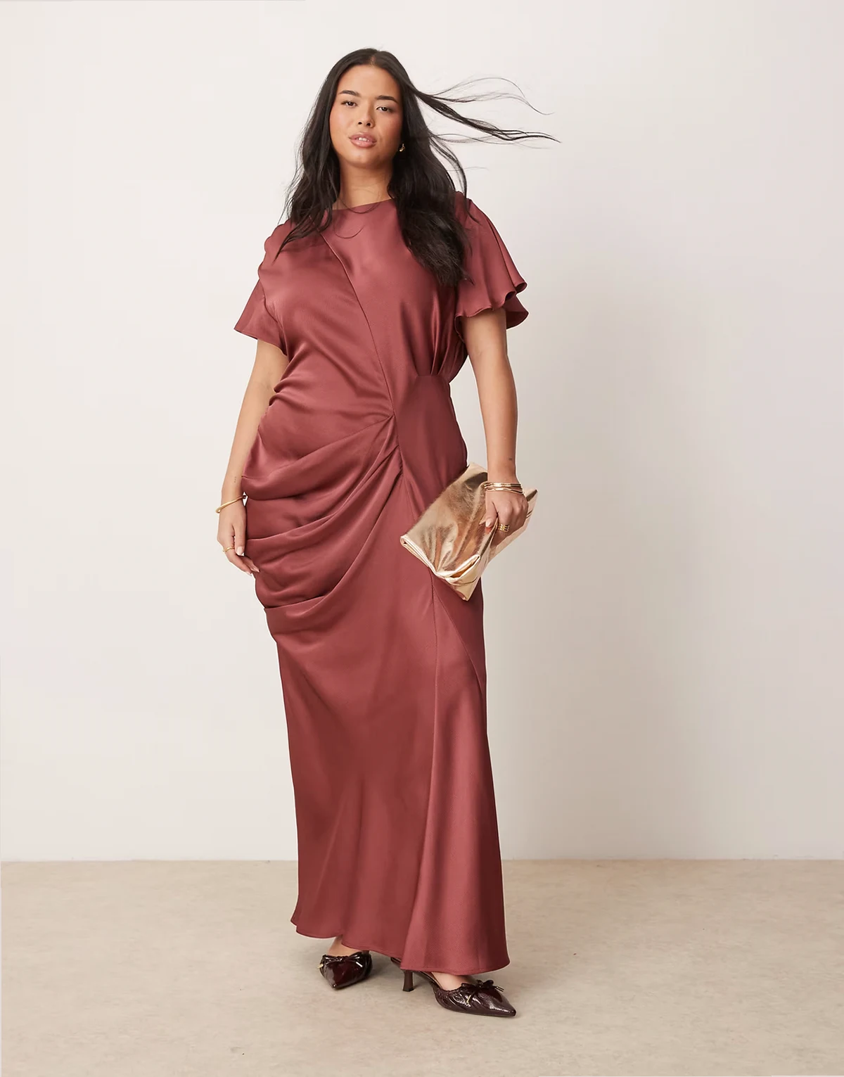 ASOS DESIGN Curve – Bordowa sprana sukienka satynowa maxi z rozkloszowanymi rękawami