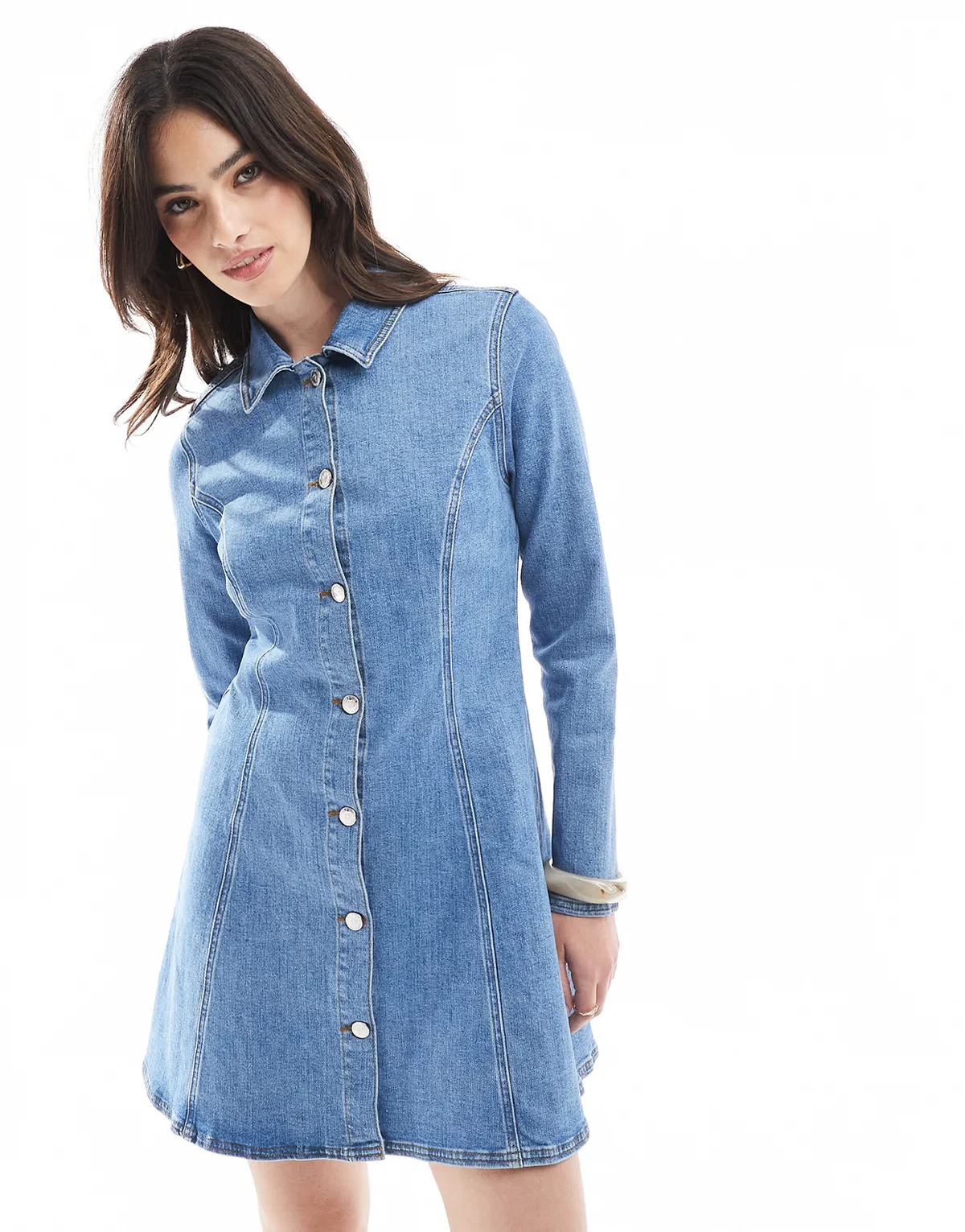 – Langärmliges, ausgestelltes Stretch-Jeanskleid mit kurzem Schnitt und Nahtdetail