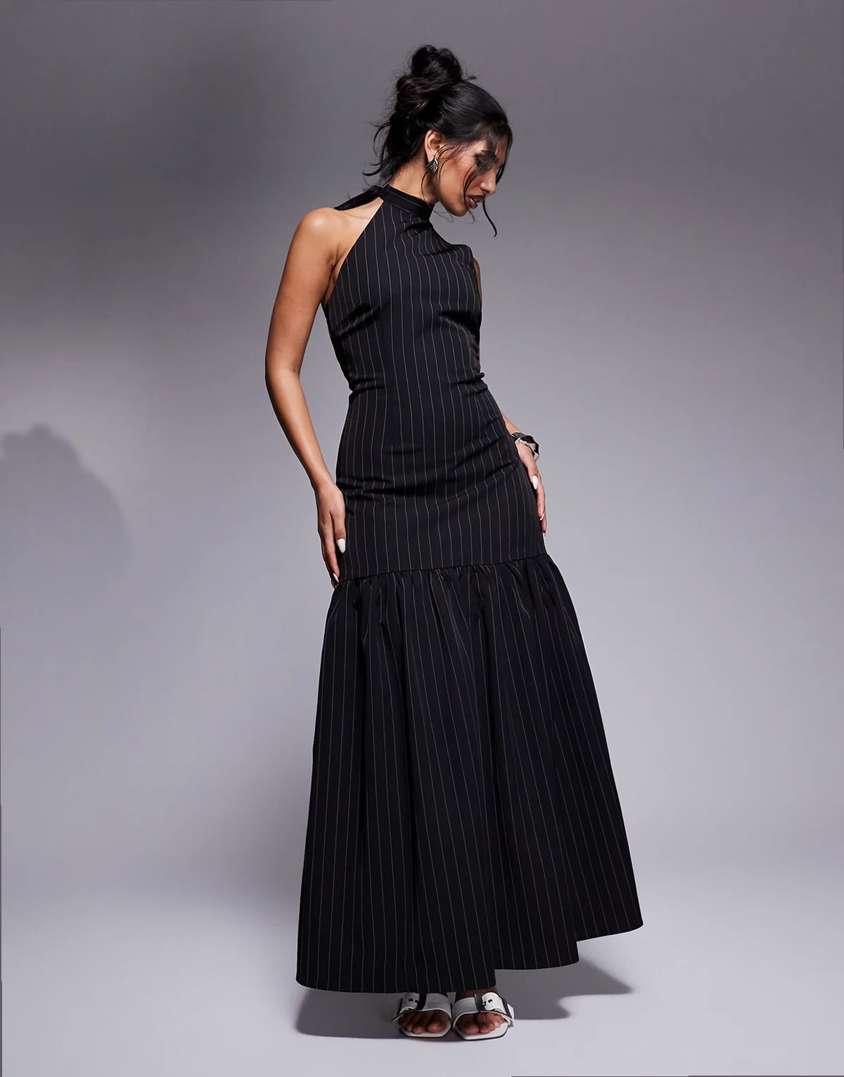 Exclusive – Czarna sukienka maxi z wiązanym dekoltem halter i obniżoną linią bioder w prążki