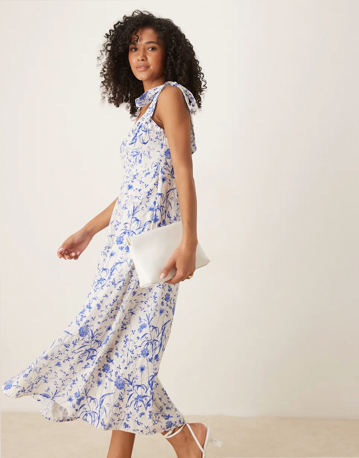 – Midikleid in Blau und Weiß mit Blumenmuster und gebundenen Trägern