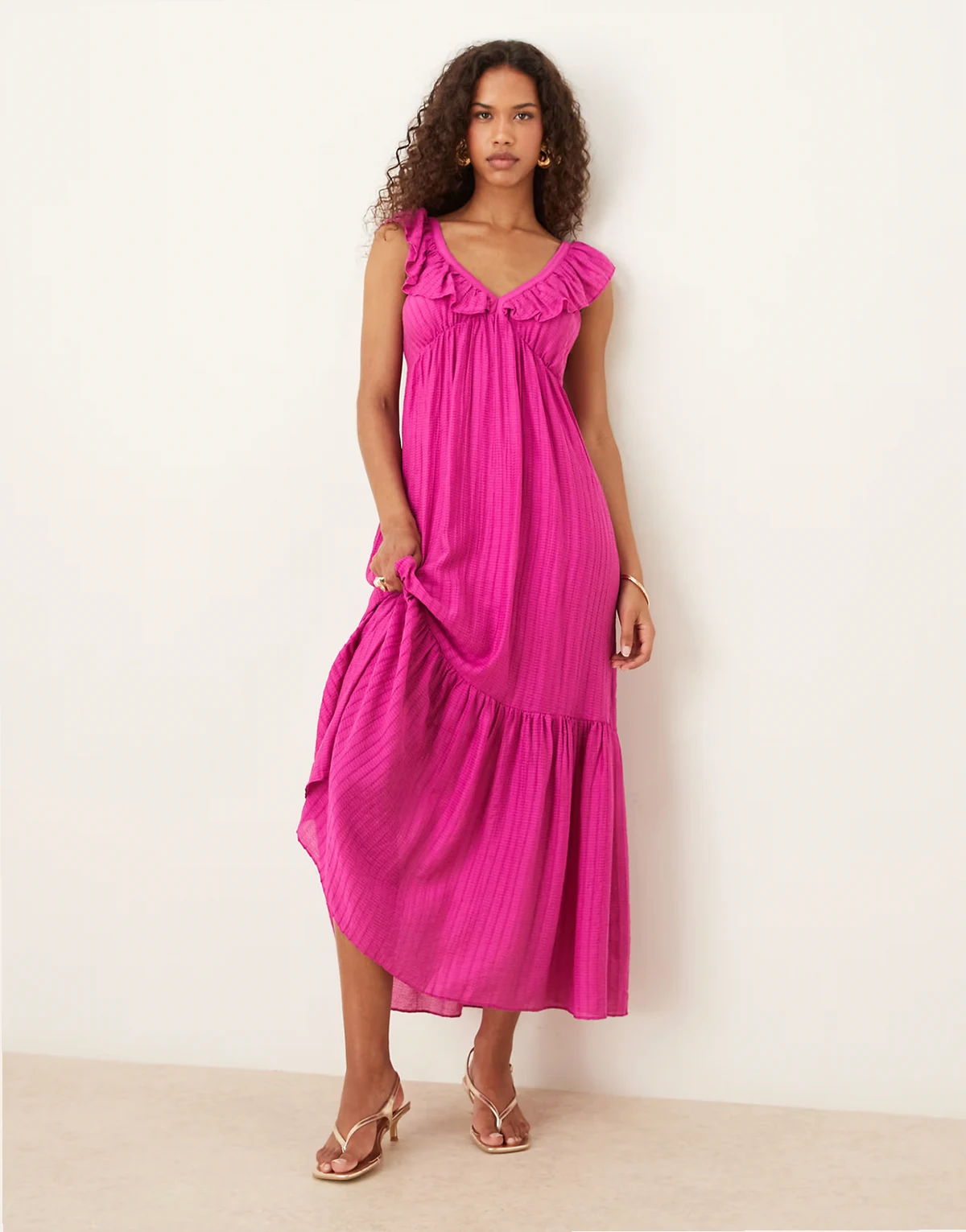 – Midikleid in Himbeerrosa mit Rüschen und Kappärmeln