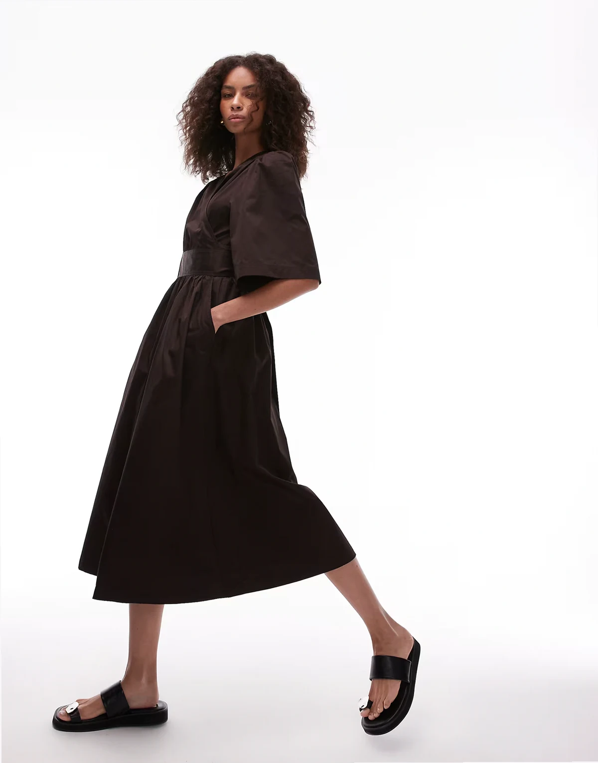 – Midaxikleid aus Popeline in Braun mit Wickeldetail vorne und Puffärmeln
