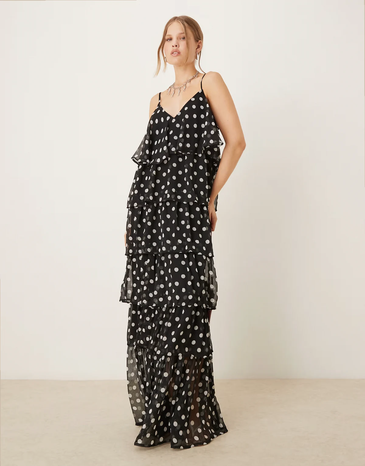 – Gepunktetes Maxikleid in Schwarz und Weiß mit Rüschen