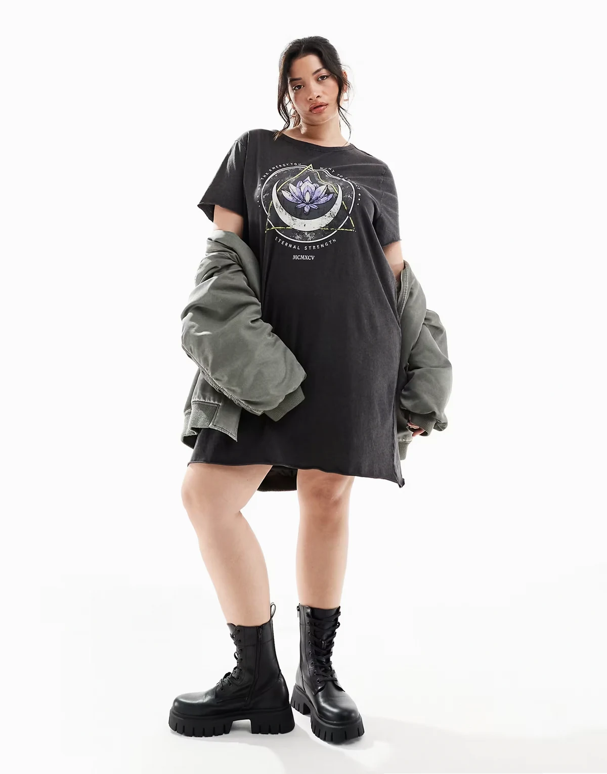 – Czarna sukienka T-shirtowa mini z grafiką z lotosem i efektem sprania