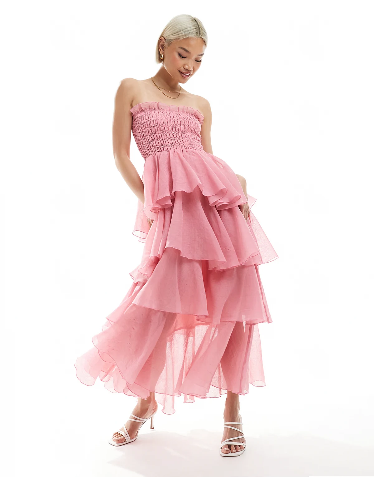 – Maxikleid in Rosa mit gesmoktem Oberteil und gestuftem Rüschensaum