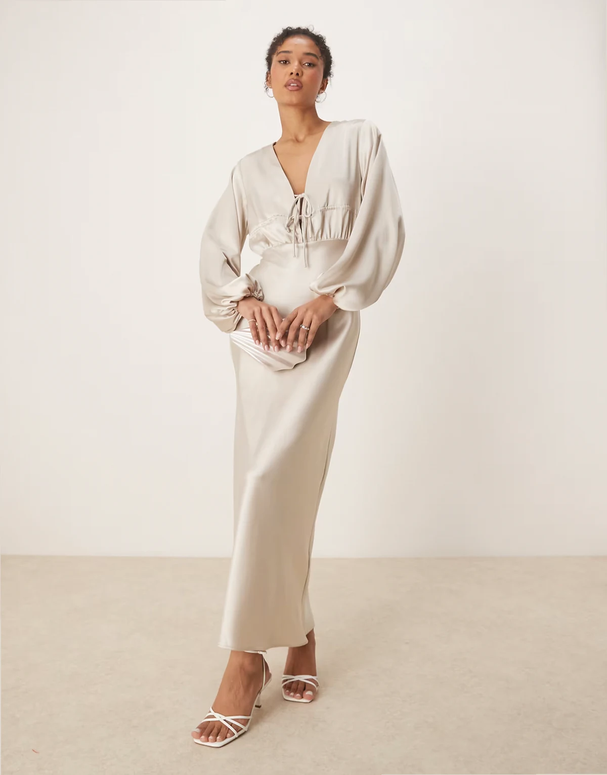 – Langärmliges, vorne gebundenes Midikleid aus Satin in Hellbeige mit V-Ausschnitt und gerafftem Detail