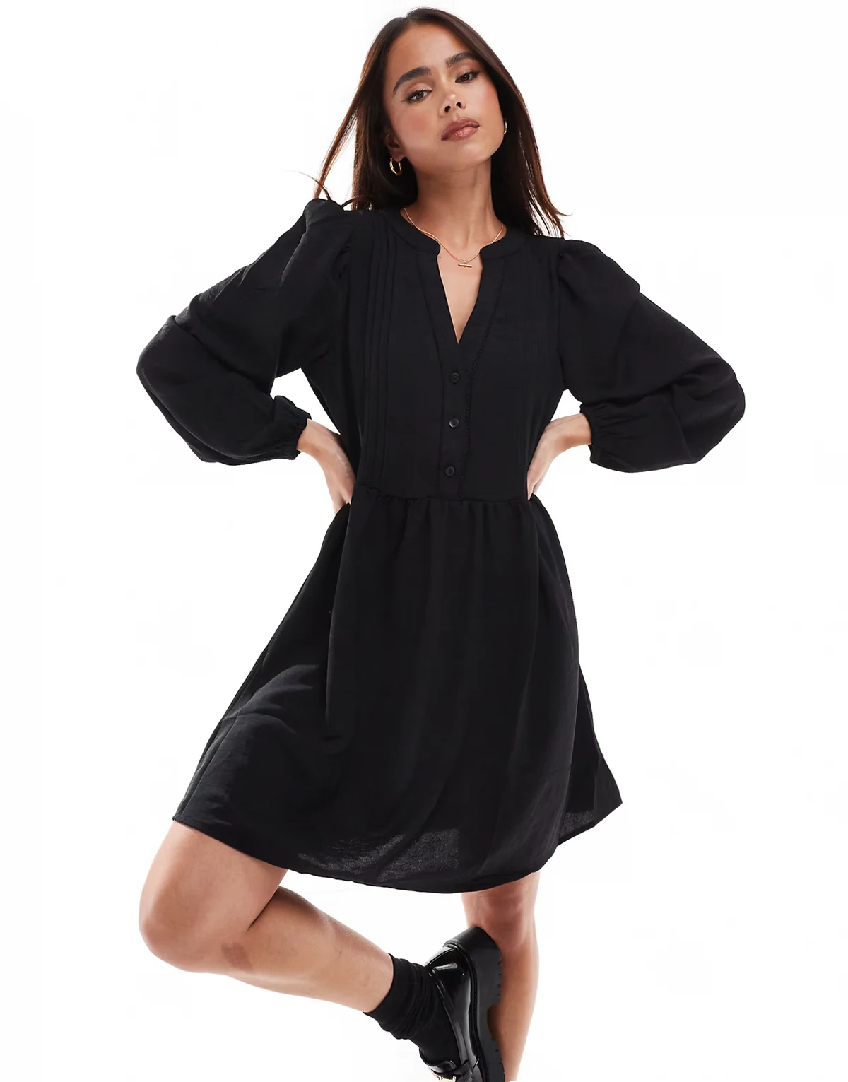 – Mini-Hängerkleid in Schwarz mit V-Ausschnitt und Puffärmeln