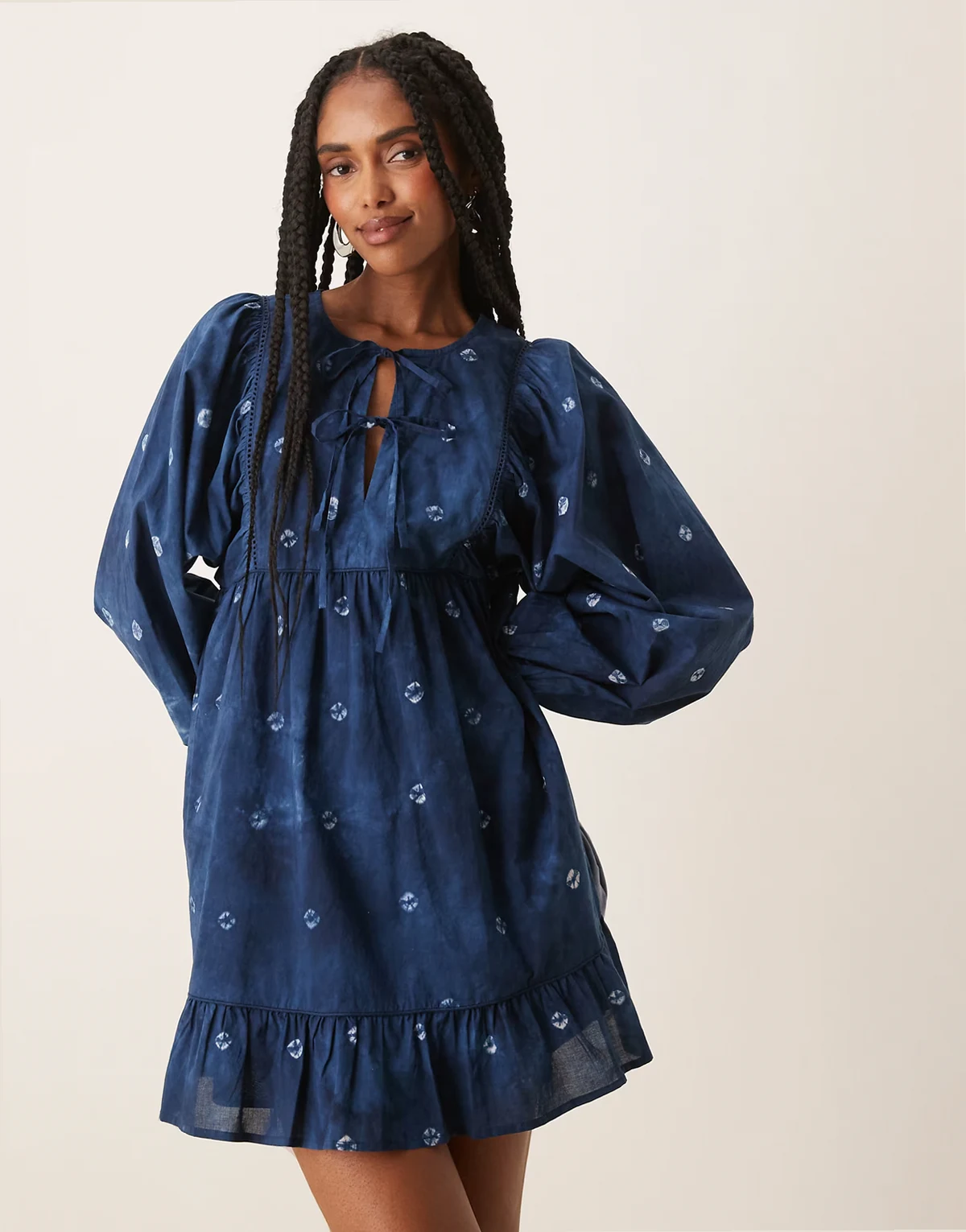 – Mae – Minikleid mit Bindedetail, Ballonärmeln und blauem Muster