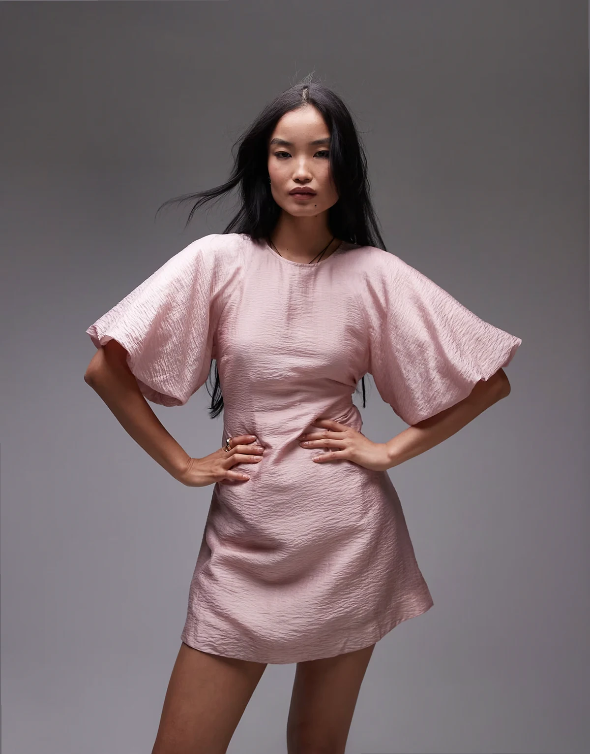 – Minikleid in Rosa mit Rundhalsausschnitt und Puffärmeln