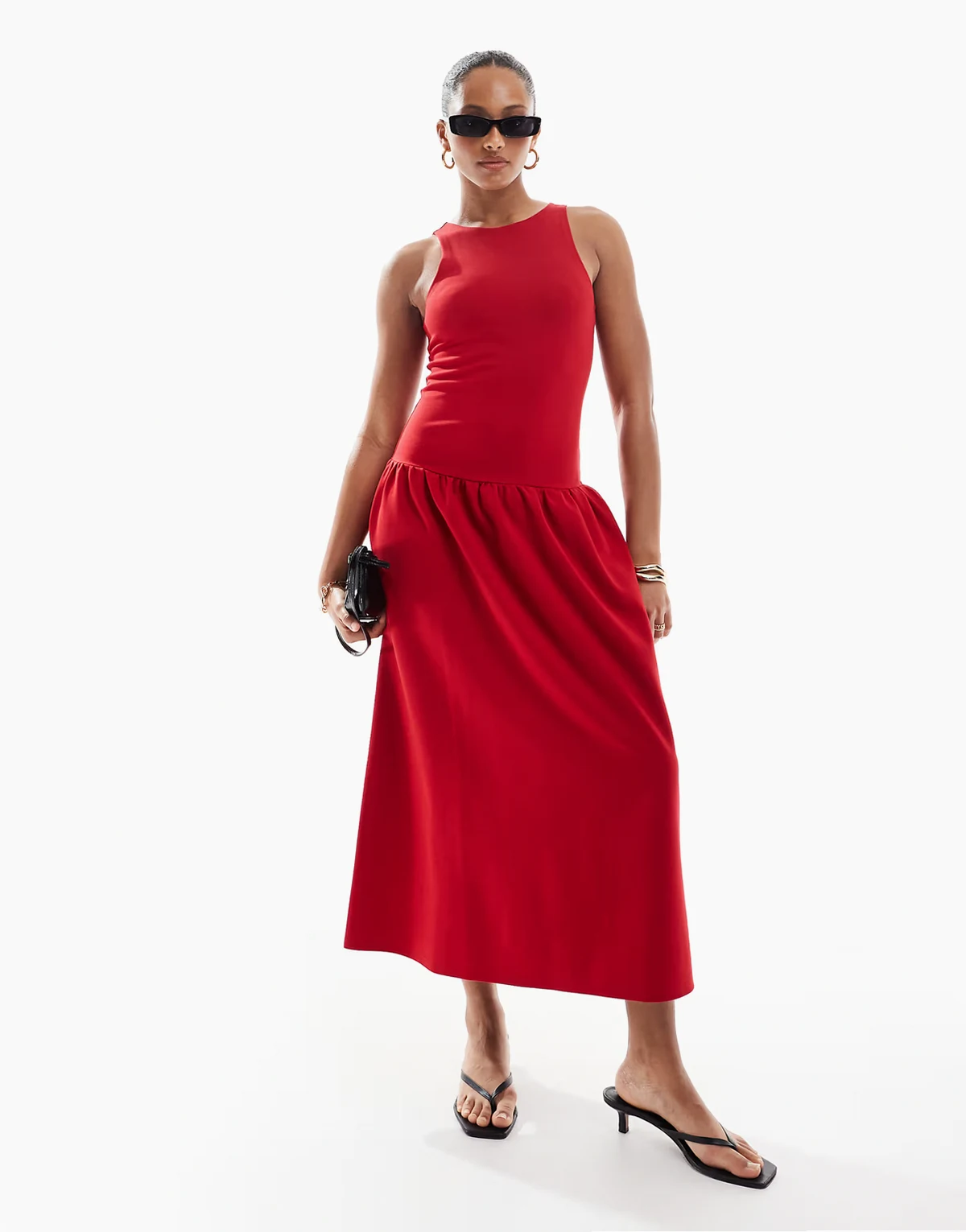 – Ärmelloses Racerneck-Midaxikleid in Rot mit niedriger Taille