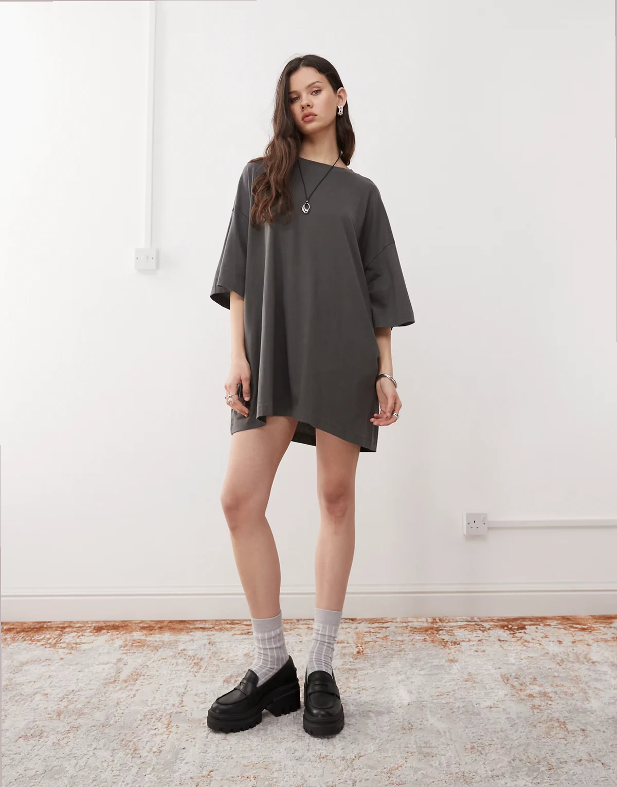 – Huge – T-Shirt-Minikleid in Anthrazit, exklusiv bei ASOS