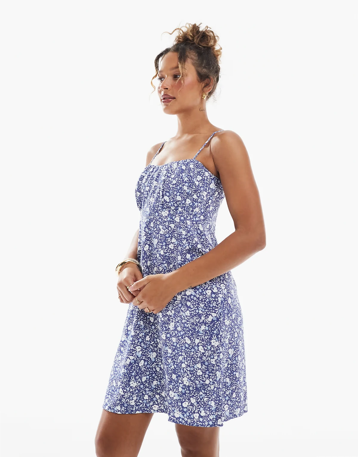 – Mini-Trägerkleid in Blau mit Blümchenmuster