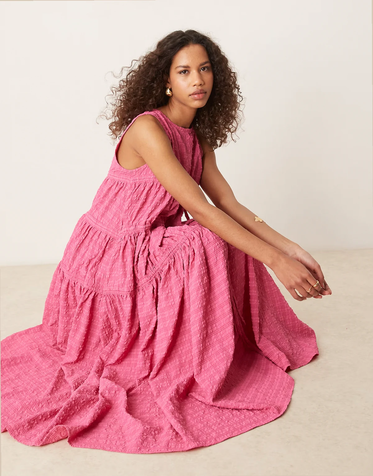 – Różowa, fakturowana sukienka midi z marszczeniem