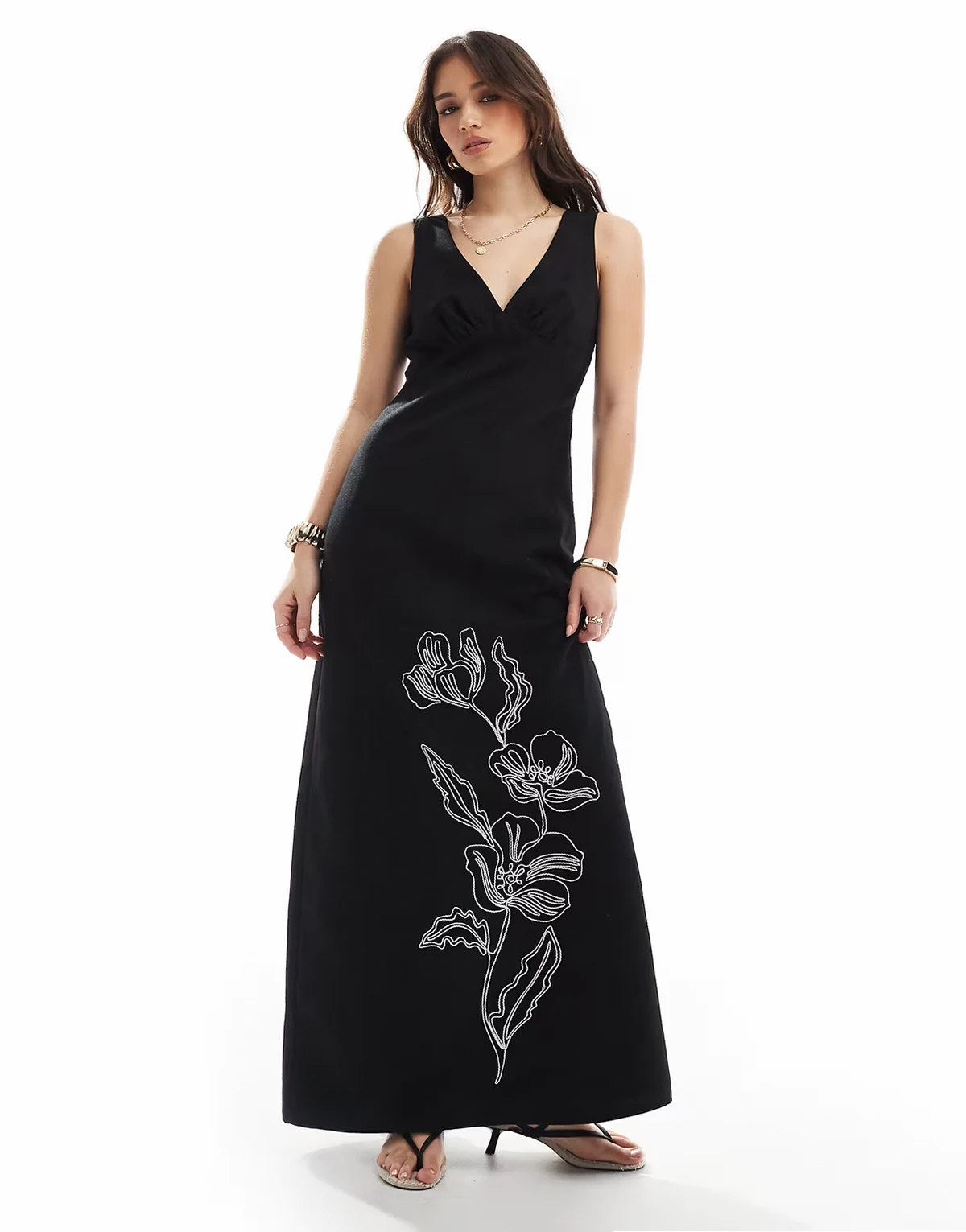 – Maxikleid in schwarzer Leinenoptik mit V-Ausschnitt und Blumenstickerei