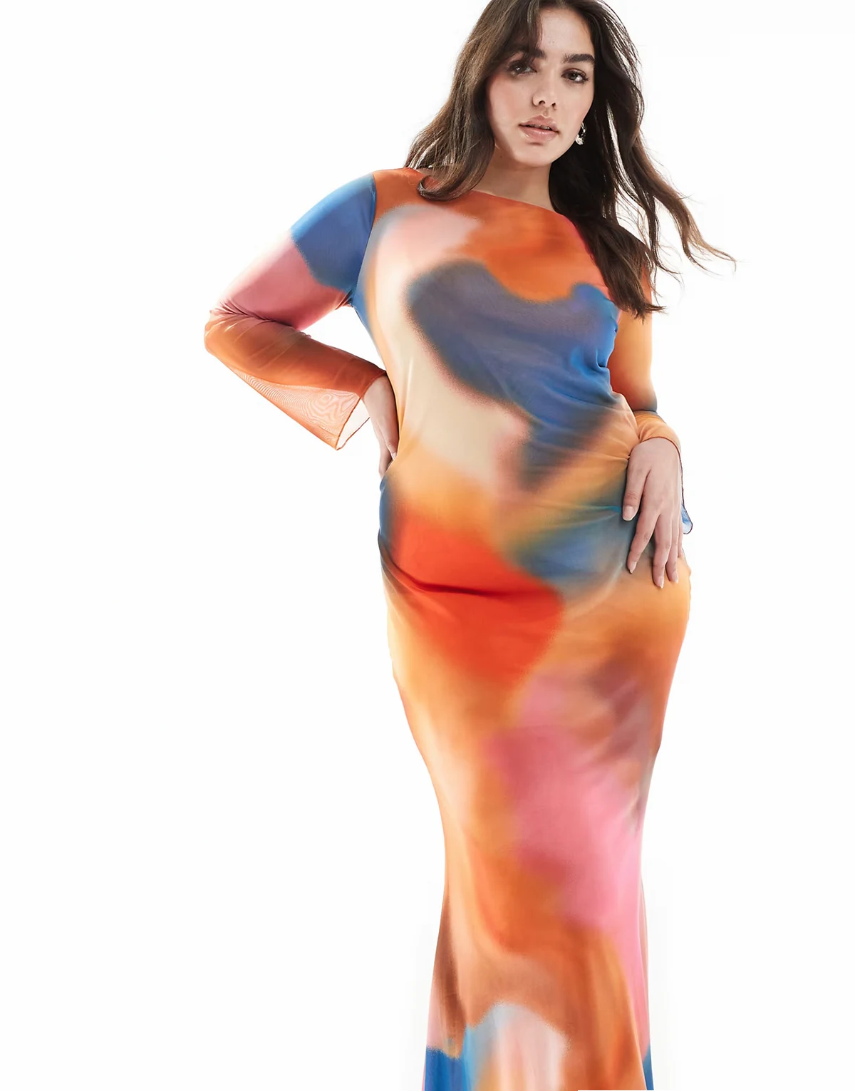 – Siateczkowa sukienka maxi z długimi rękawami w abstrakcyjny wzór w kolorach zachodzącego słońca z niebieskimi detalami