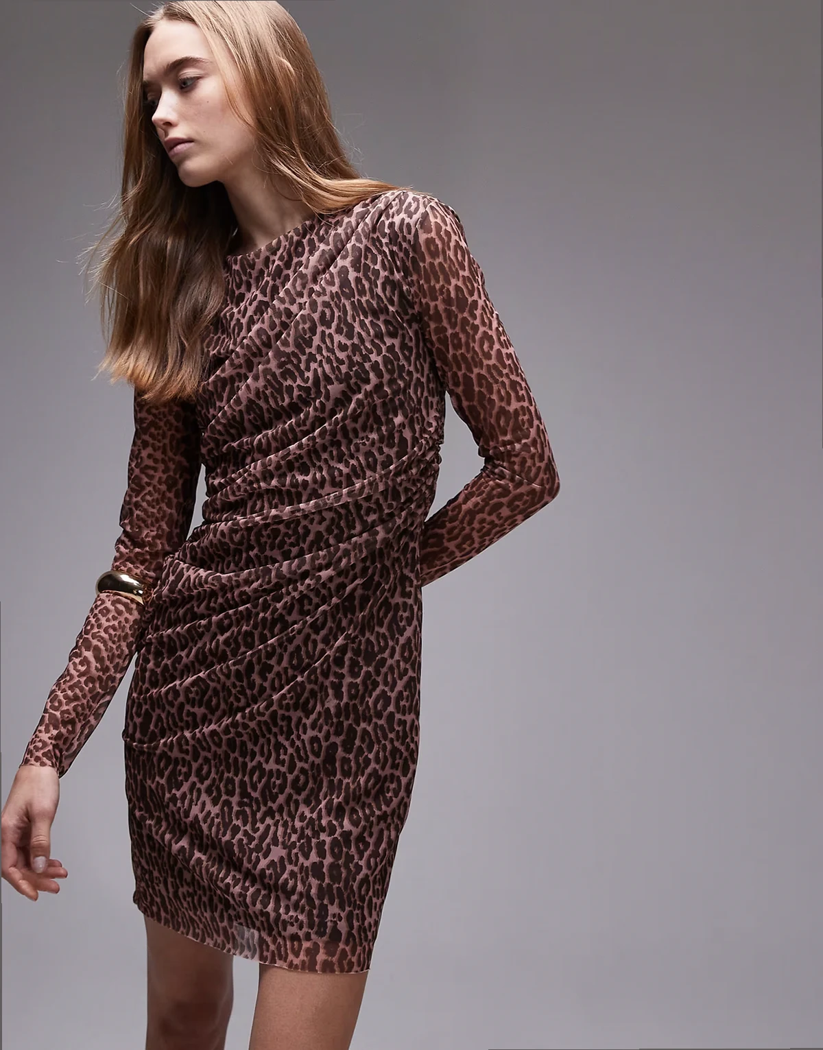 – Langärmliges Netzstoff-Minikleid mit Drapierung und Print