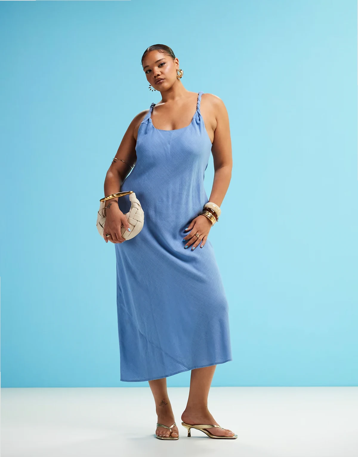 ASOS DESIGN Curve – Cięta ze skosu letnia sukienka maxi na skręconych ramiączkach z mieszanki lnu w niebieskim kolorze