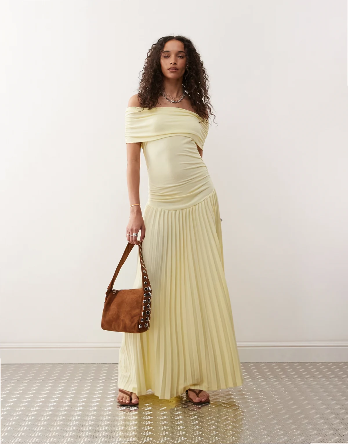 – Field of Dreams – Cytrynowa plisowana sukienka maxi z marszczeniem, wywijanym dekoltem bardot i obniżoną talią