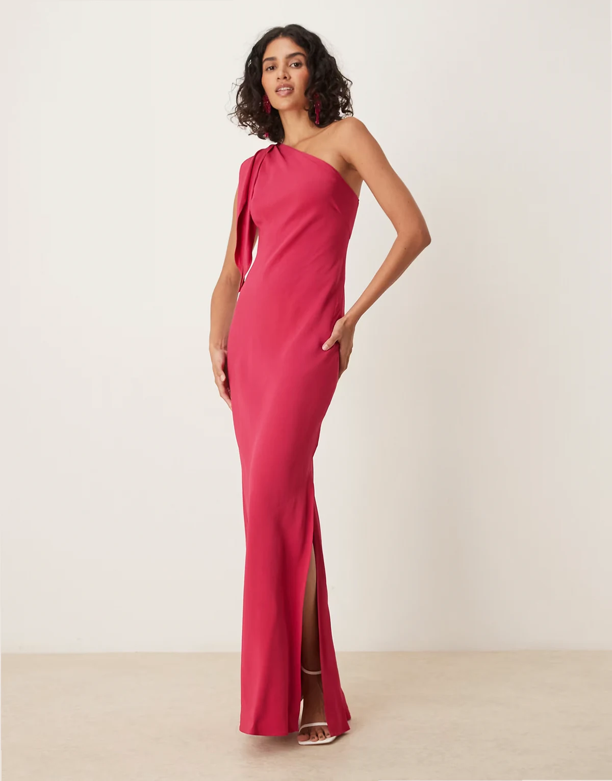 – Maxikleid in leuchtendem Rosa mit One-Shoulder-Träger und Bindedetail