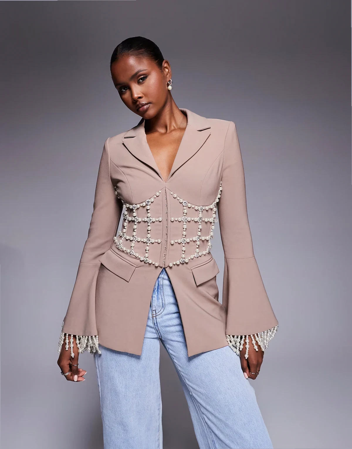– Perlenbesetzter Blazer in Pilzbraun