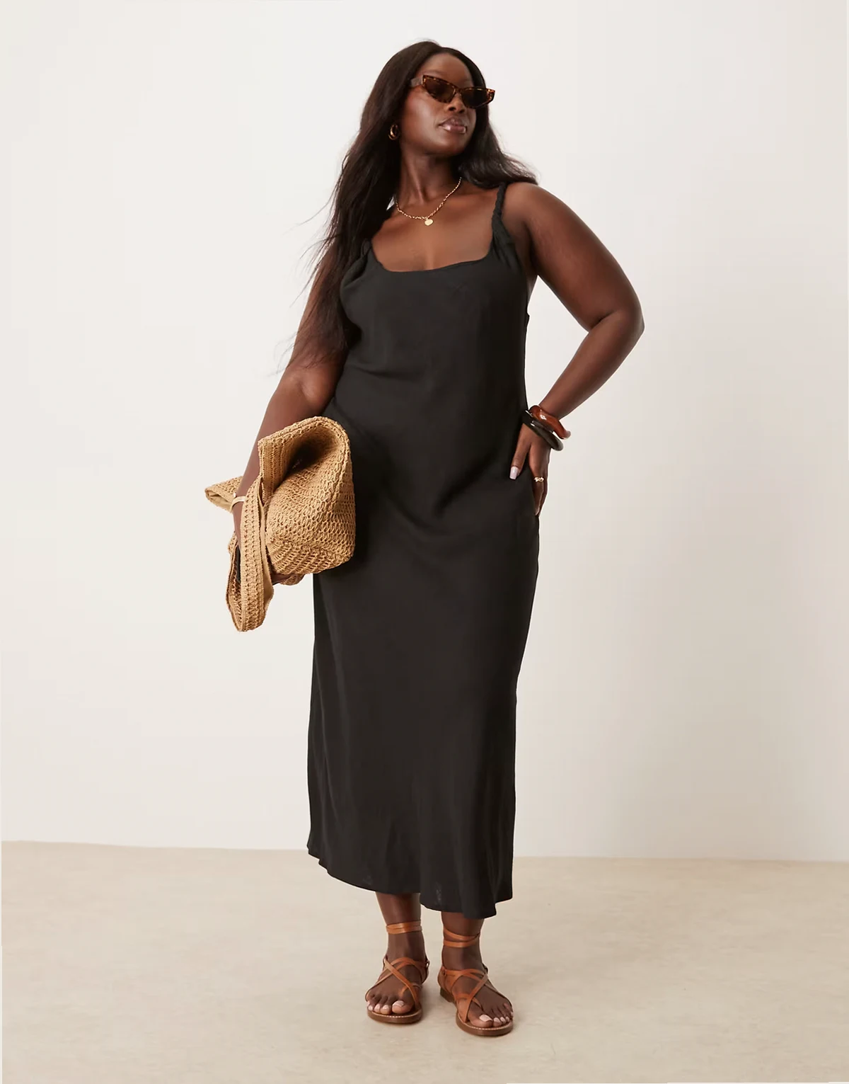 ASOS DESIGN Curve – Cięta ze skosu czarna sukienka maxi z mieszanki lnu ze skręconymi ramiączkami