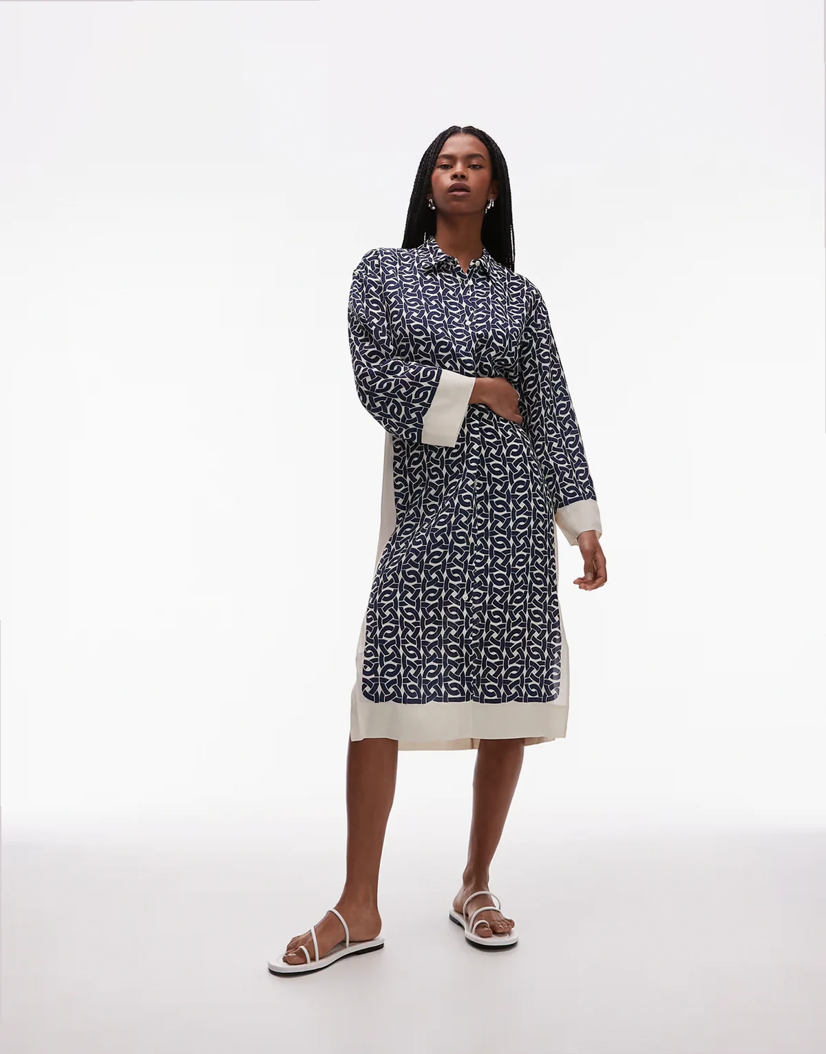 – Langärmliges Midi-Hemdkleid in Weiß mit blauem Print